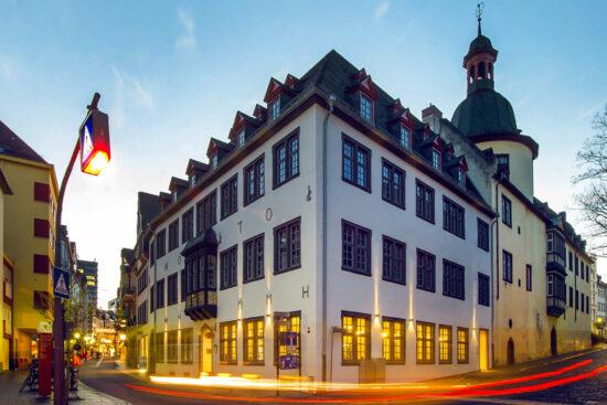 Der Campus der HfGG, das Dreikönigenhaus, in der Koblenzer Altstadt bei Nacht mit einer Langzeitbelichtung fotografiert.
