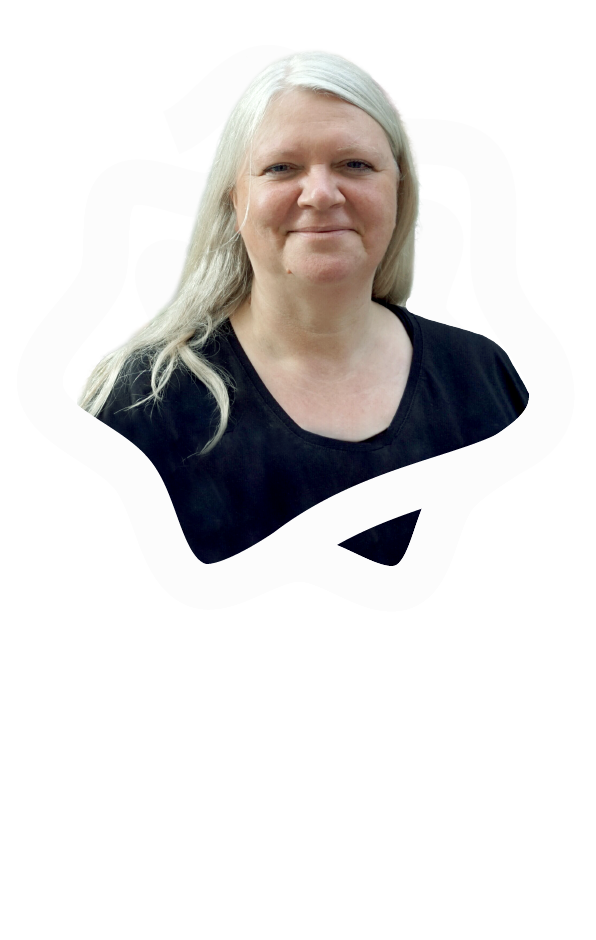 Portraitfoto von Daniela Gottschlich, wie sie freundlich in die Kamera lächelt. Sie hat weiße lange Haare und trägt ein schwarzes Oberteil.