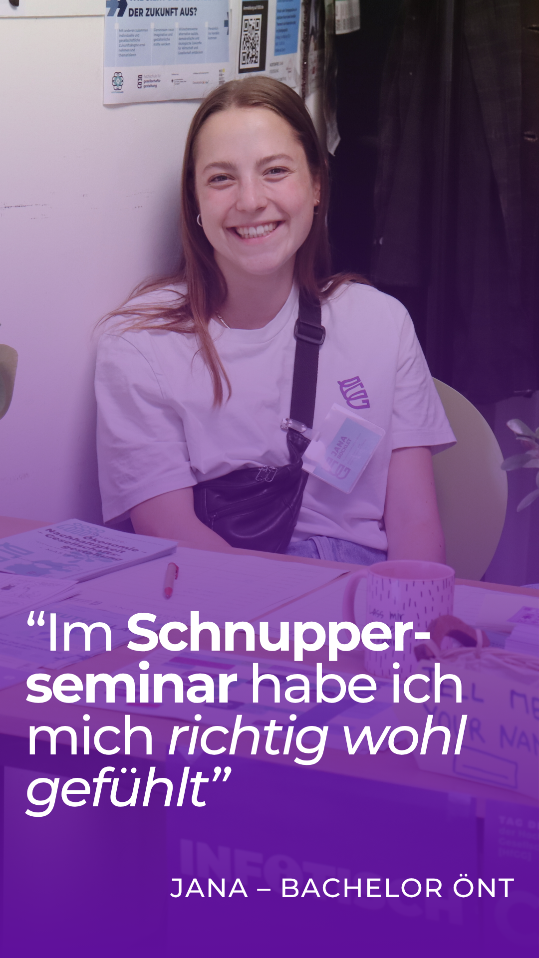 Jana, Studierende des Bachelors ÖNT an der HfGG, lacht in die Kamera.
