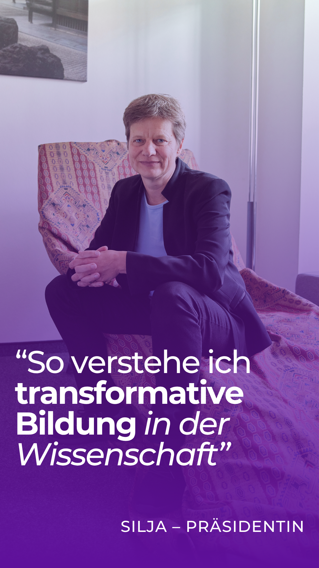 Prof. Dr. Silja Graupe, Präsidentin und Professorin der HfGG sitzt auf einem Stuhl und schaut freundlich in die Kamera.