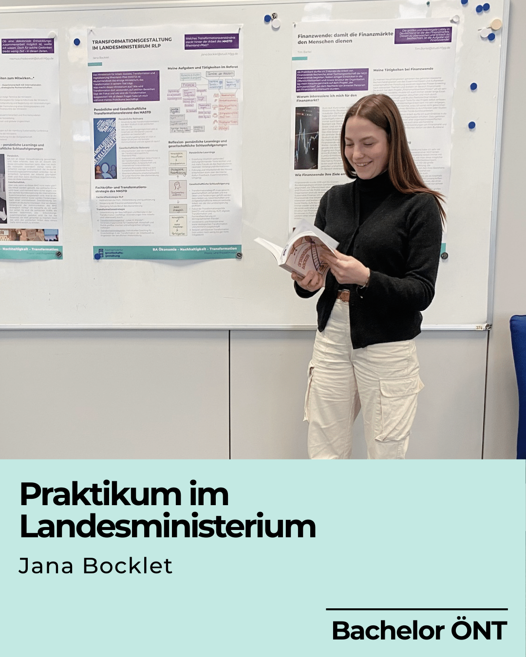 Bachelor-Studentin der Hochschule für Gesellschaftsgestaltung Jana erklärt ihr Studierendenprojekt anhand zwei Poster