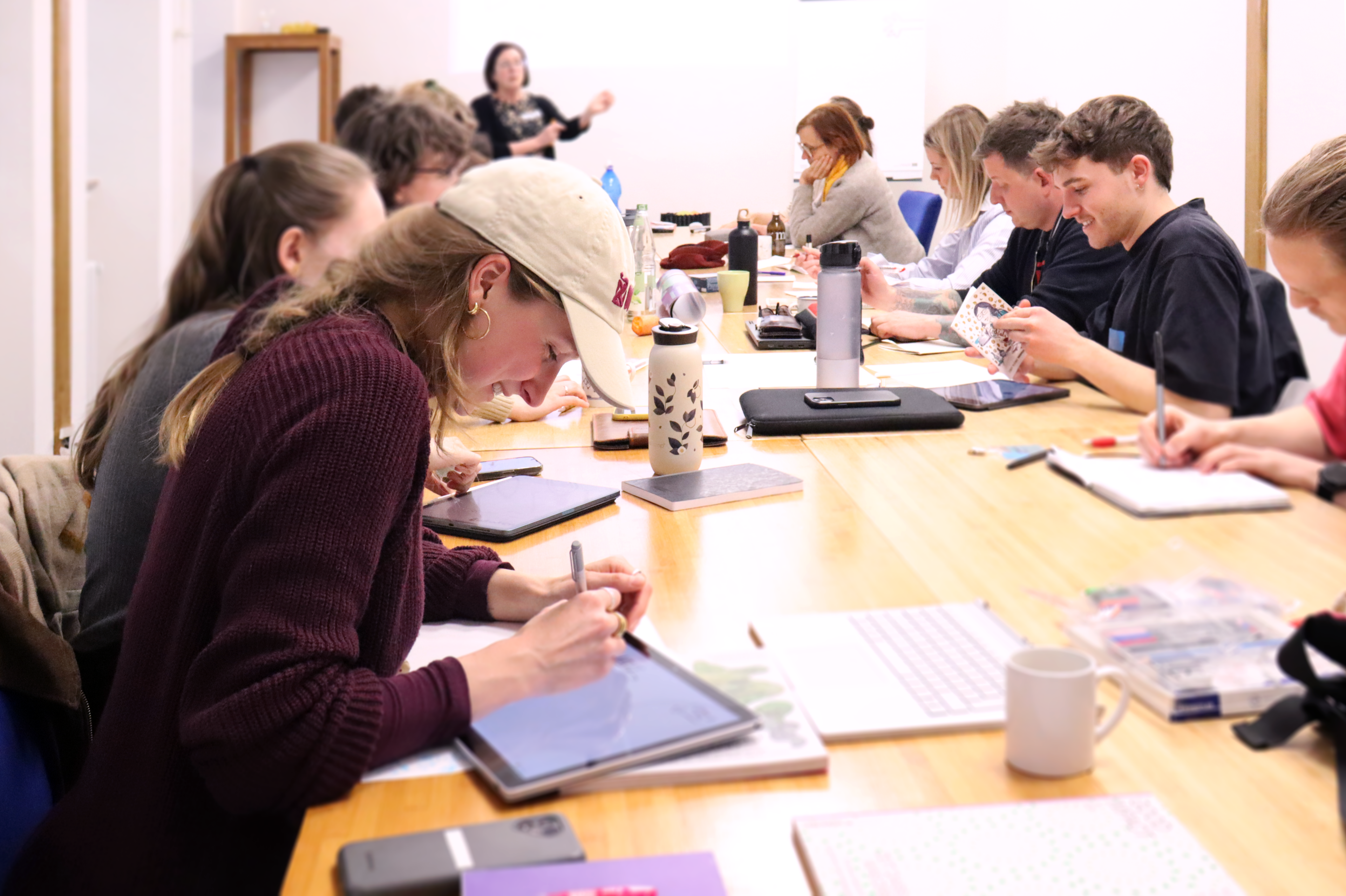 Studierende der HfGG arbeiten zusammen in einer Seminarsituation