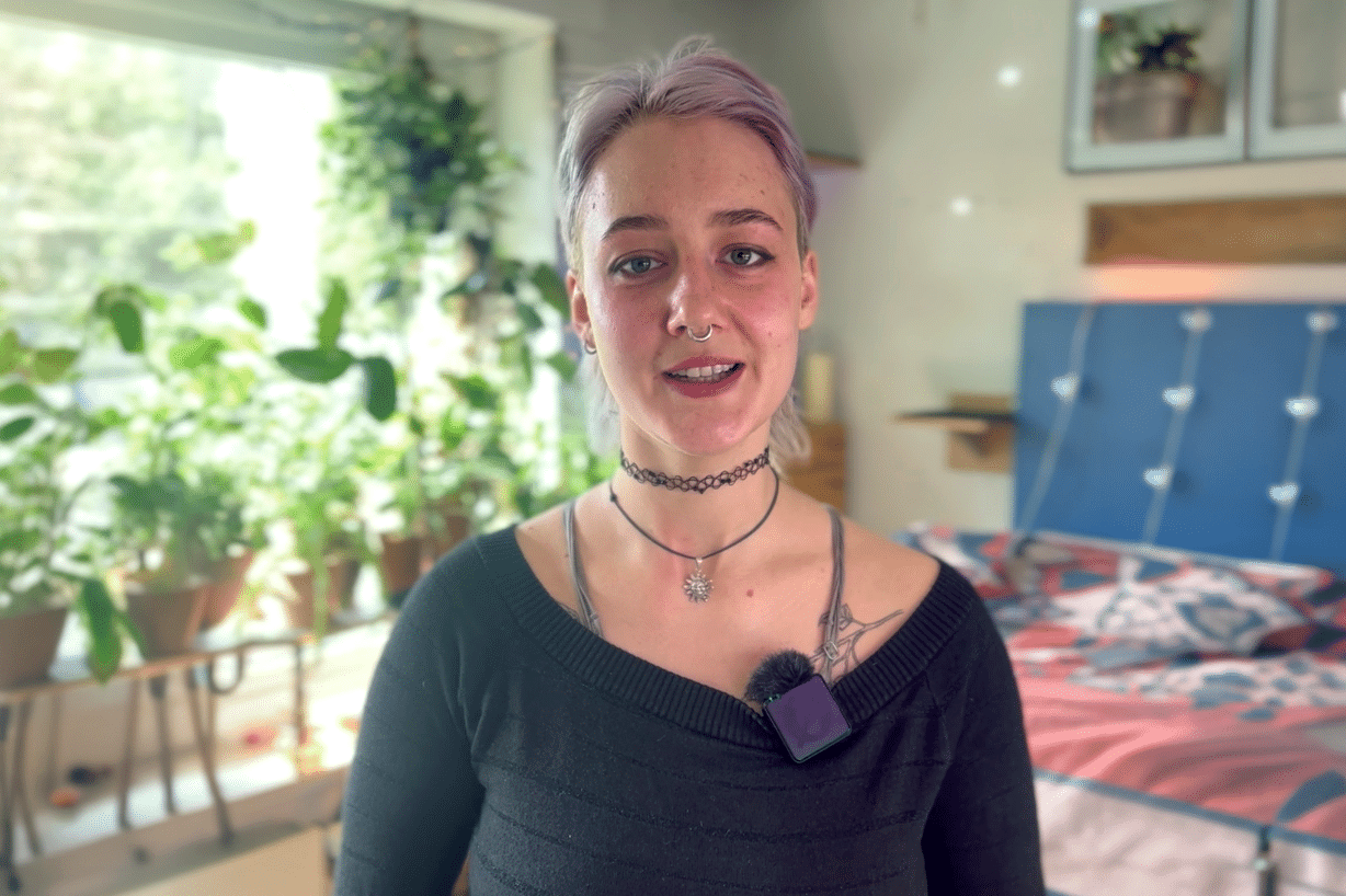 Studierende der HfGG spricht in die Kamera