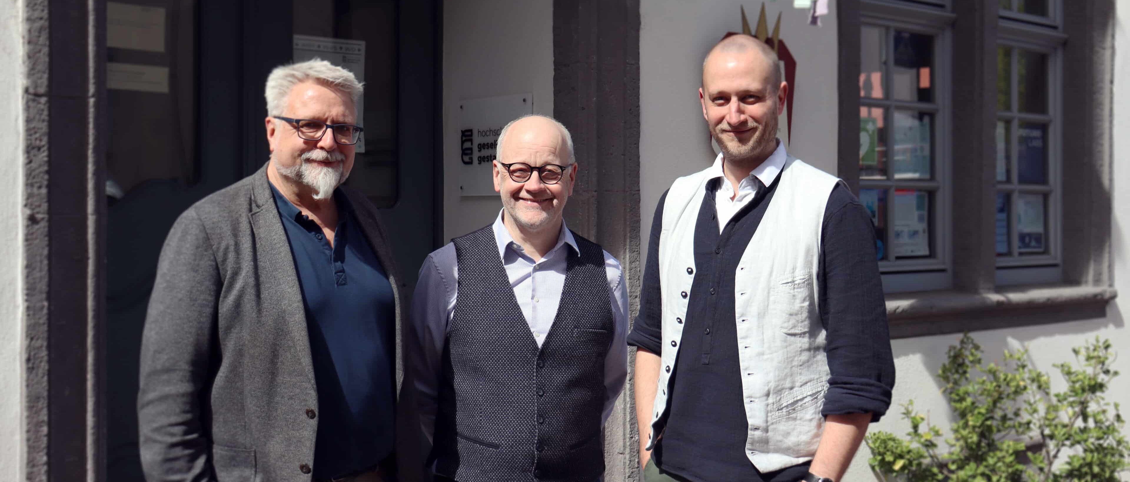 Von links nach rechts sind Frank Kupfer, Stephan Panther und Lars Hochmann zu sehen, die in die Kamera lächeln.